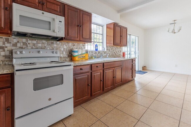 Building Photo - 1301 NE 153rd St