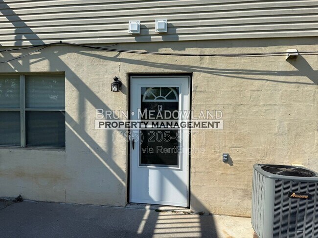 Building Photo - 1921 Meadowland Ln