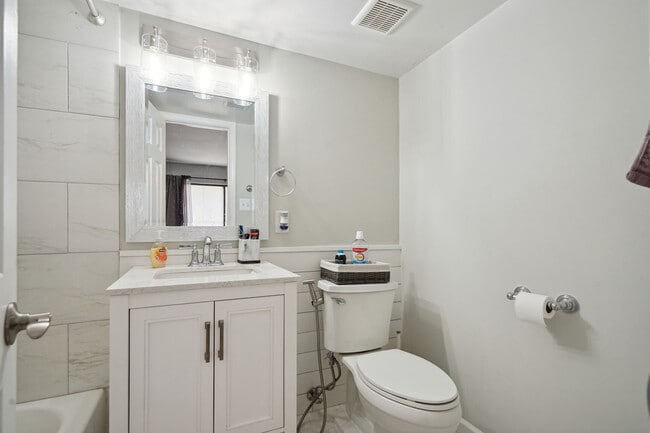 Building Photo - 102 Monroe St