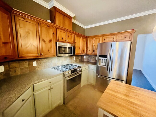 Building Photo - 16709 Valderama Way