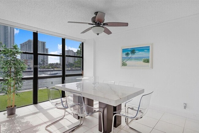 Building Photo - 1000 Parkview Dr