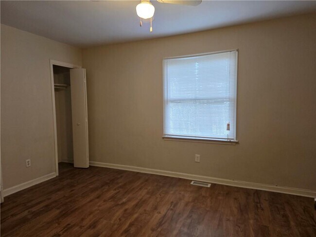 Building Photo - 1225 Oakplace Dr SW