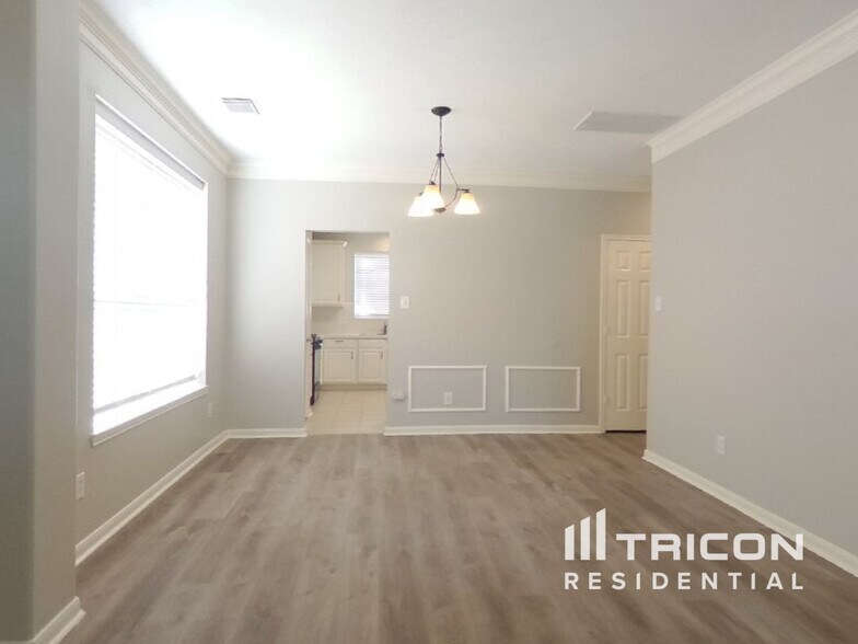 Building Photo - 9003 Cypress Square Dr