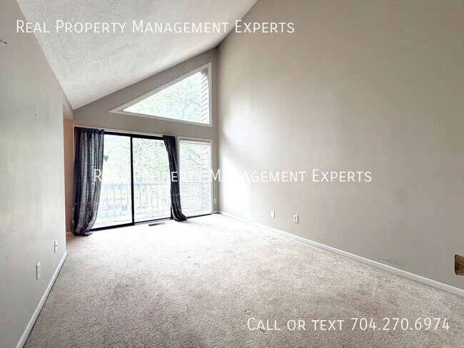 Building Photo - 414 W 8th St