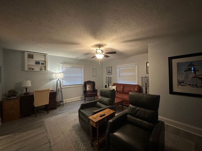 Building Photo - Updated 2 Bed 1 Bath Duplex