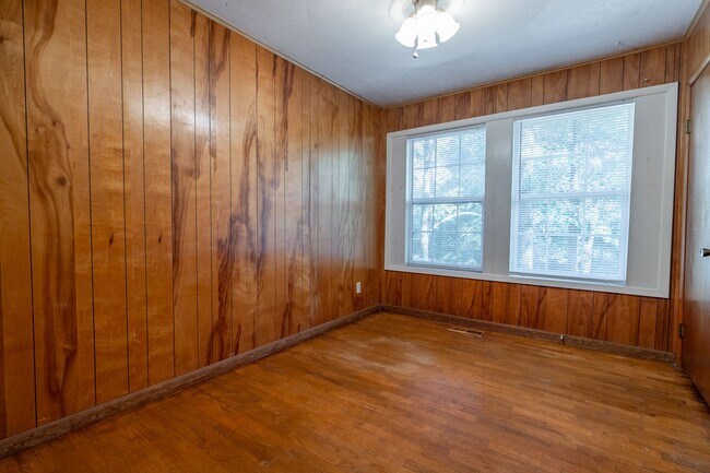 Building Photo - 4 Bedroom Home near UofA! Park-like yard! Lawn care included! Available for Fall semester!