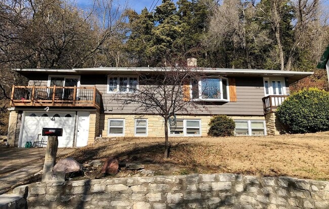 Building Photo - Spacious 5 Bedroom Home Perfectly Located ...