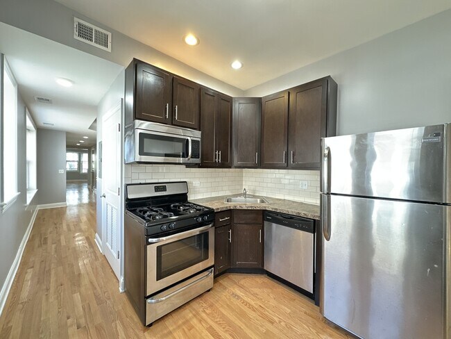 Building Photo - 4452 N Sheridan Rd