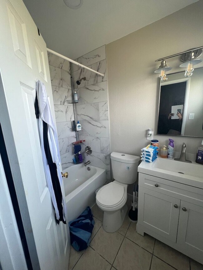 Building Photo - 6 Bedroom 3 Bathroom House on Corner lot- LARGE ROOMS