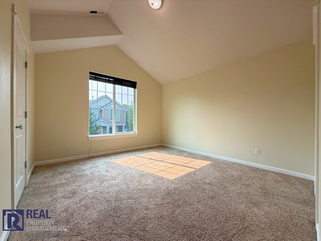 Building Photo - Bright 2-Bed, 2.5-Bath Beaverton Townhouse with Attached Garage & AC