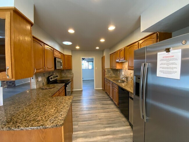 Building Photo - 5 Bedroom Home Available Near Wyoming Blvd NE & Comanche Rd NE!