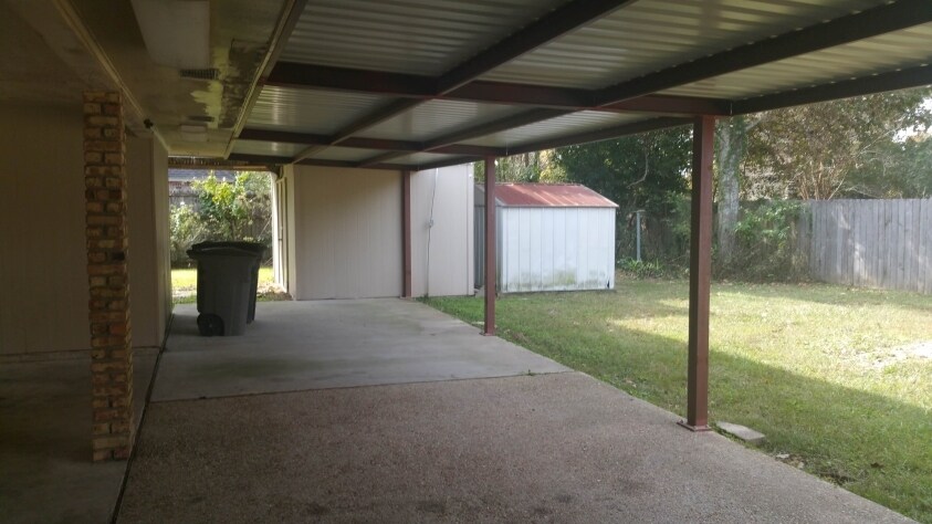 Patio and Backyard - 10158 Azrok Ave