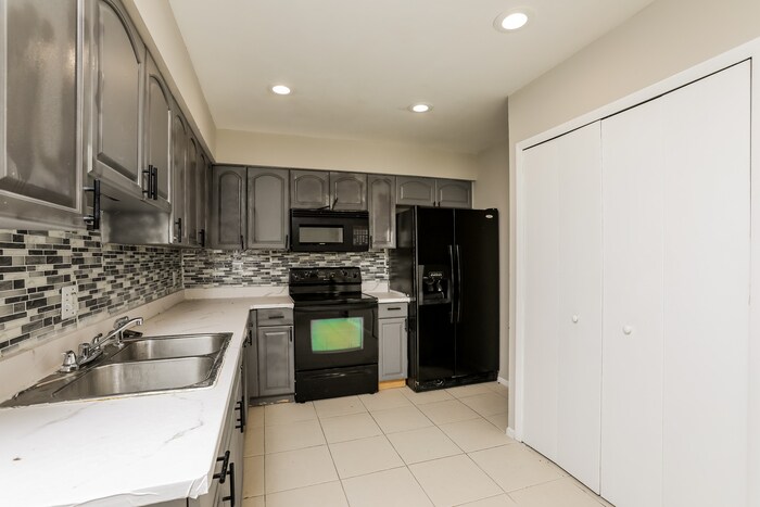 Building Photo - 1685 Torrington Cir