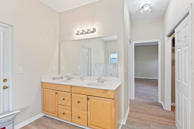 Building Photo - 24 Lakecliff Dr