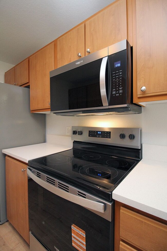 Building Photo - 683 NE 162nd Ave