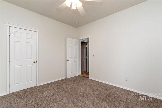 Building Photo - Stunning Home Near Warm Springs!