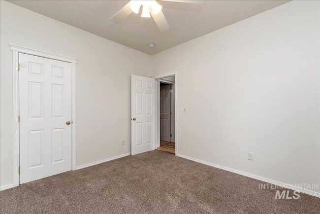 Building Photo - Stunning Home Near Warm Springs! FLEXIBLE ...