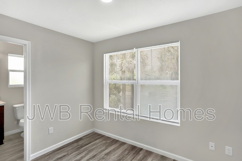 Building Photo - 863 Ionia St