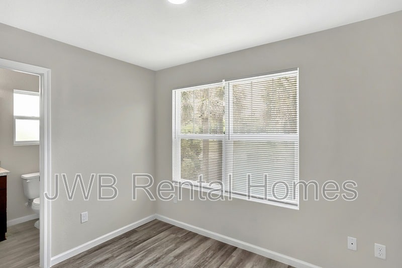 Building Photo - 863 Ionia St