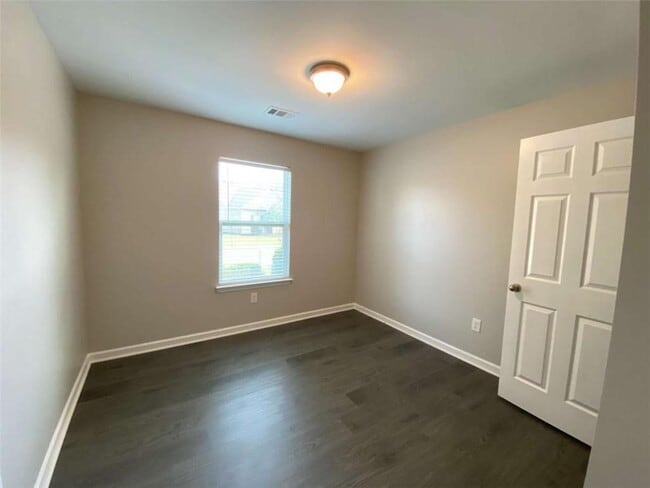 Building Photo - 701 Walnut Woods Dr