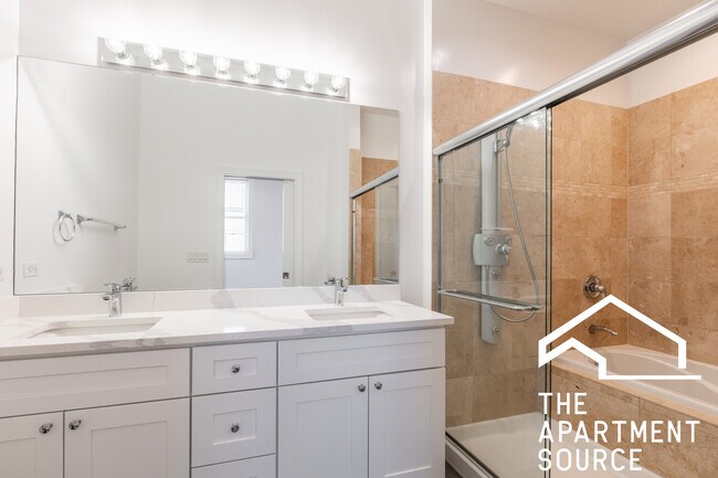 Building Photo - 1356 W Augusta Blvd