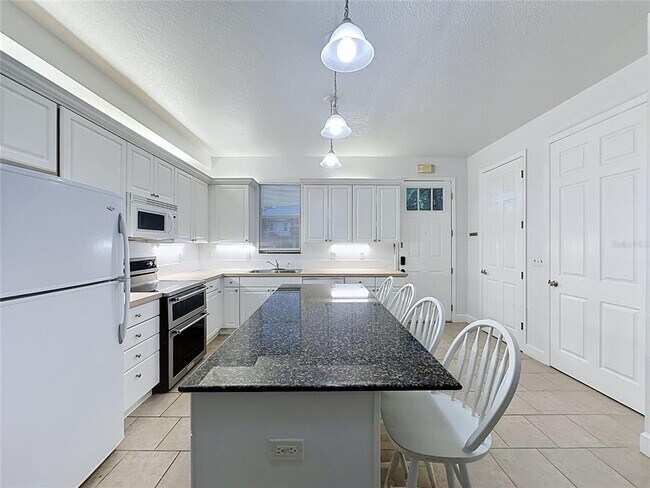Building Photo - 2053 Green Oak Ct