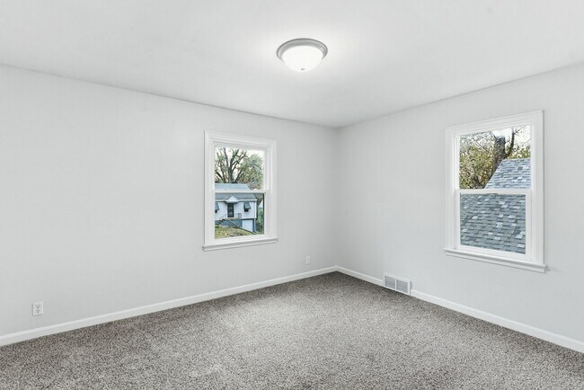 Building Photo - Spacious Three Bedroom!