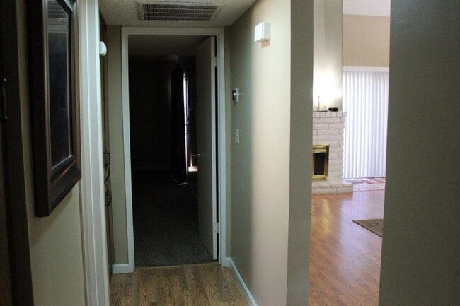 Building Photo - Cute Condo North Bakersfield