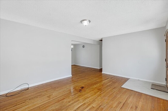 Building Photo - 2127 Oak Ave