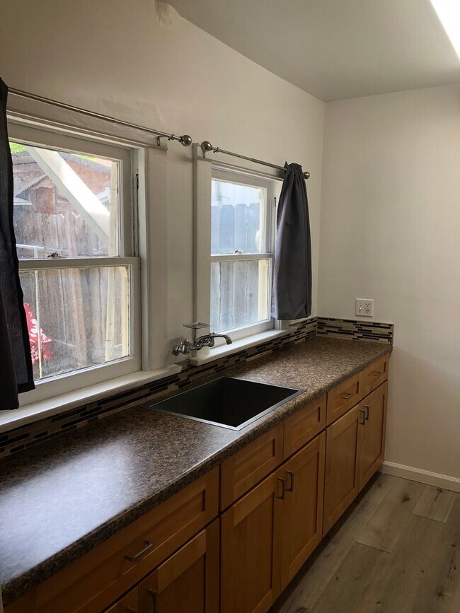 Building Photo - Lower 1 Bedroom Backhouse near Downtown Lo...