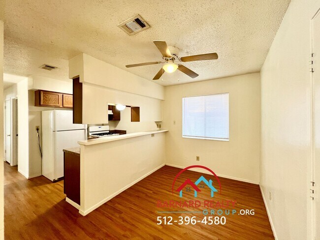 Building Photo - 2 bed/1 bath duplex with fenced yard avail...