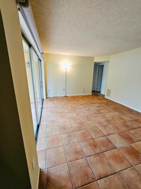 Spacious Living room - 12370 Alt A1a