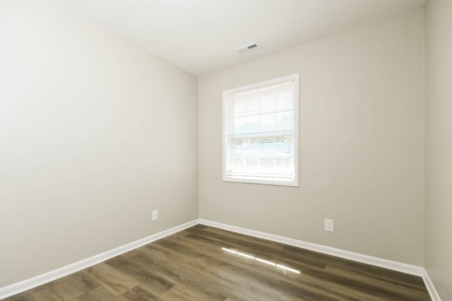 Building Photo - 3 bed / 2 bath ~ West Ashley Area, Move-in...