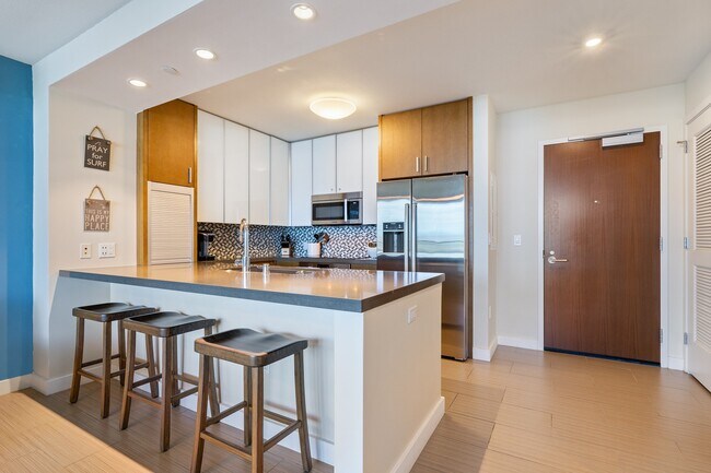 Building Photo - Fully Furnished 2 Bed / 2 Bath Condo with ...