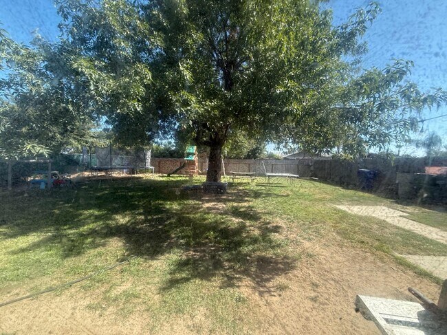 Building Photo - 458 N Lillie Ave