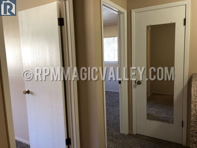 Building Photo - 747 Meadows Dr