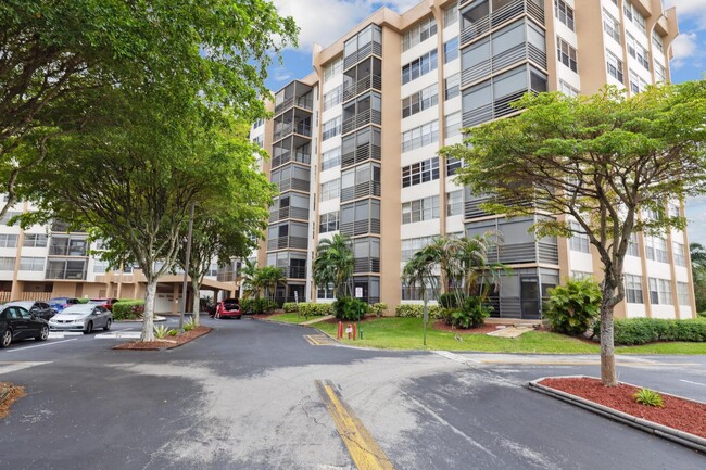 Building Photo - 1100 St Charles Pl