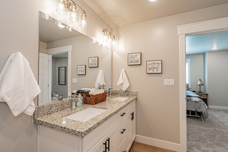 Building Photo - 380 S 3rd W