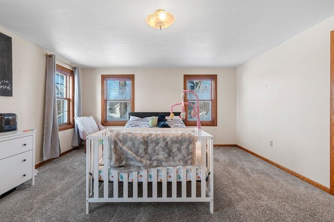 Building Photo - 5 BEDROOM 4.5 BATH PRIVATE BACKYARD