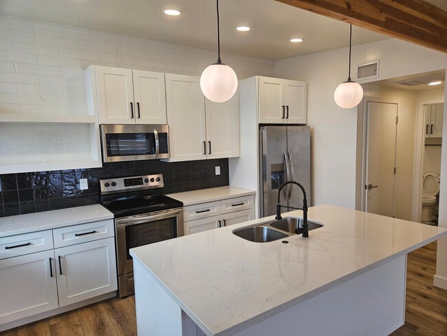 Building Photo - 6623 E Cheery Lynn Rd