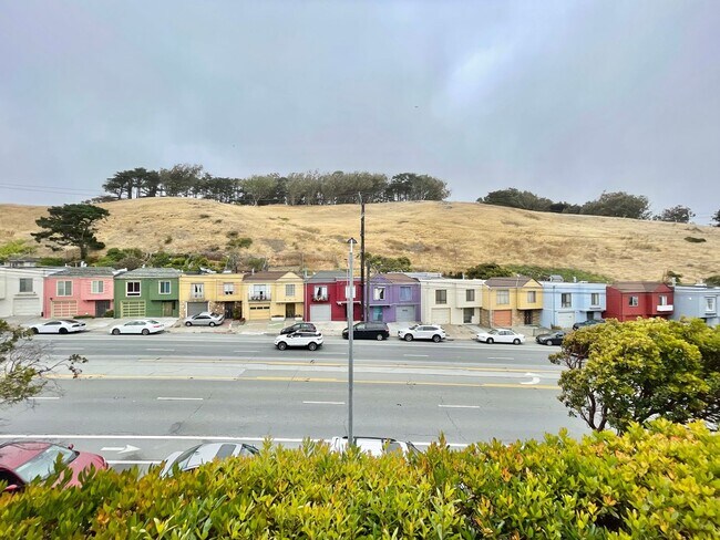 Building Photo - 2BD/2BA Spacious Crocker Amazon Condo, Gat...