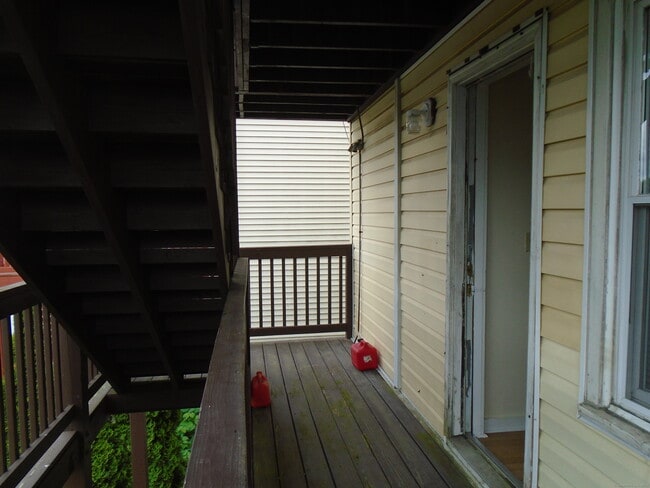 Building Photo - 327 Augur St