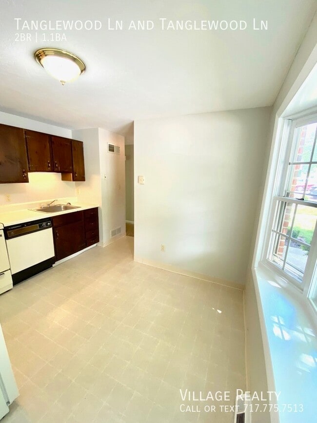 Building Photo - 442 Tanglewood Ln