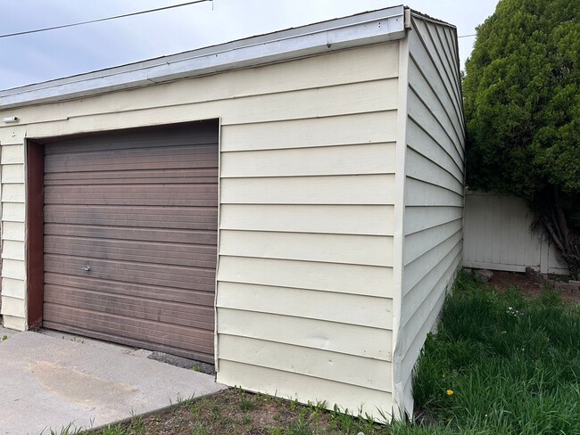 Building Photo - GORGEOUS Duplex in South Salt Lake!!!