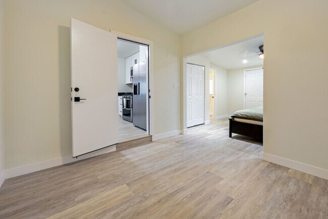 Building Photo - MUST SEE 3 Bed 2 HOUSE WITH GARAGE, YARD, & BONUS ROOM! CALL 6 1 9  8 8 8 5 5 5 4 TODAY!