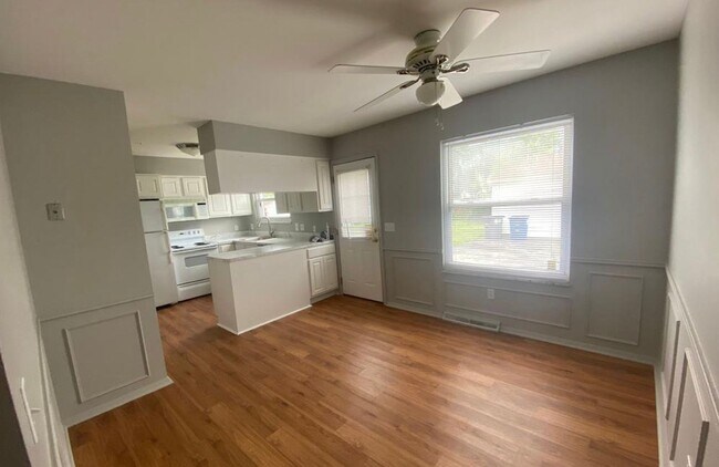 Building Photo - 5843 Cresthaven Lane