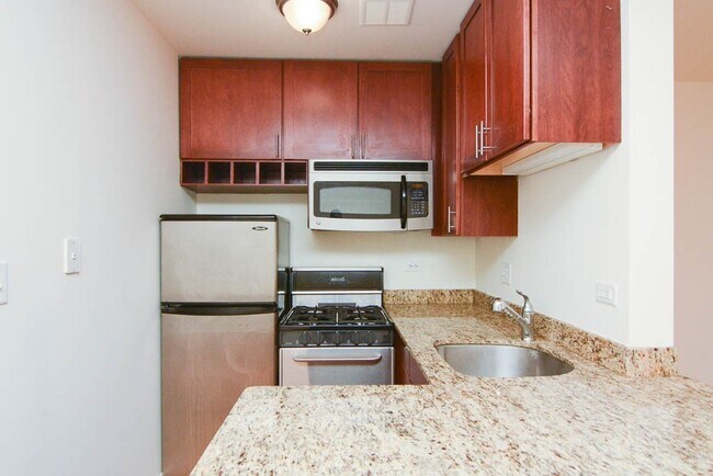 Building Photo - 628 W Wrightwood Ave