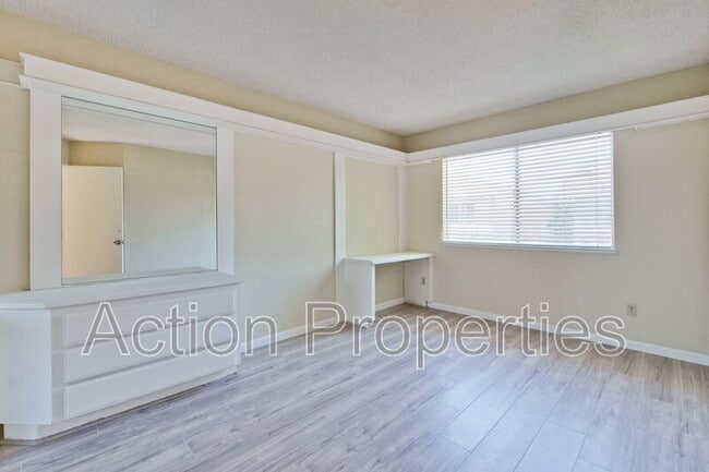 Building Photo - 1999 Garden Bing Cir