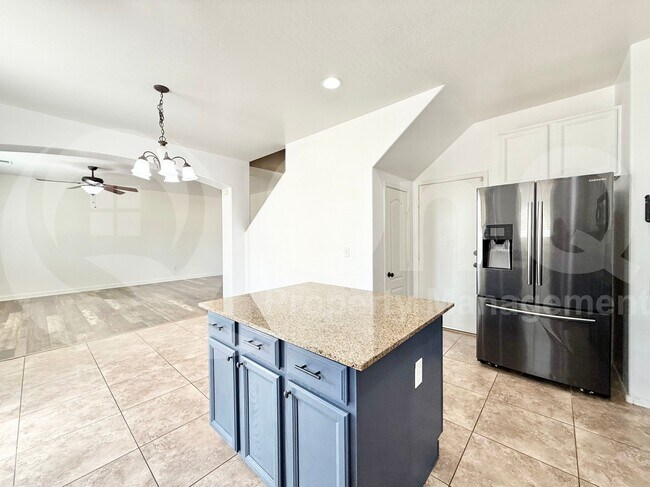 Building Photo - 17143 W Tara Ln