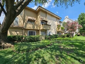 Building Photo - Ready for immediate move in!